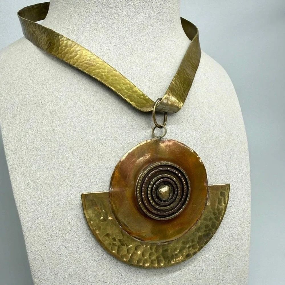 VTG Hammered Medallion Choker Necklace c.‎ 1980s Brass Copper Statement 14-16